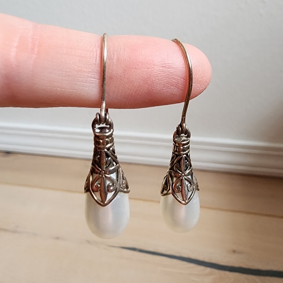 Vintage 1980s Sterling Silver and Authentic Pearl Earrings - Picture 4 of 9